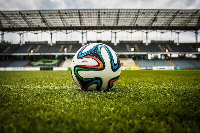Bola de futebol no gramado